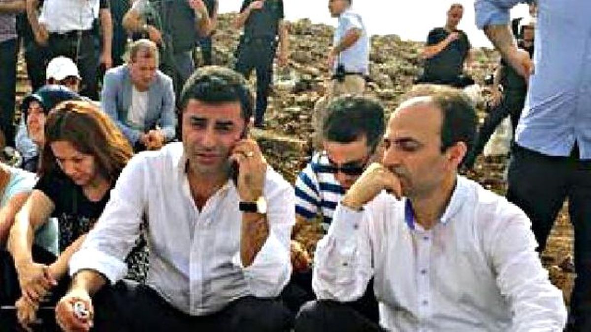 Cizre\'ye Gitmek İsteyen Hdp\'lilerin Yolu İdil\'de Kesildi (2)