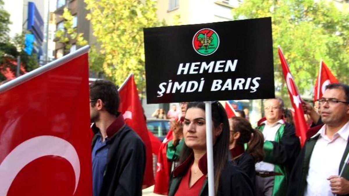 Cübbelerini Giyip Terörü Lanetlediler