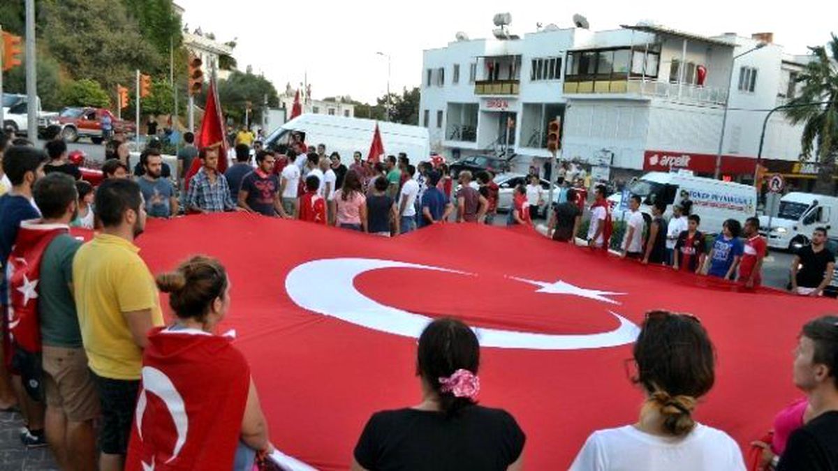 Datça\'da Binlerce Kişi Terörü Protesto Etti