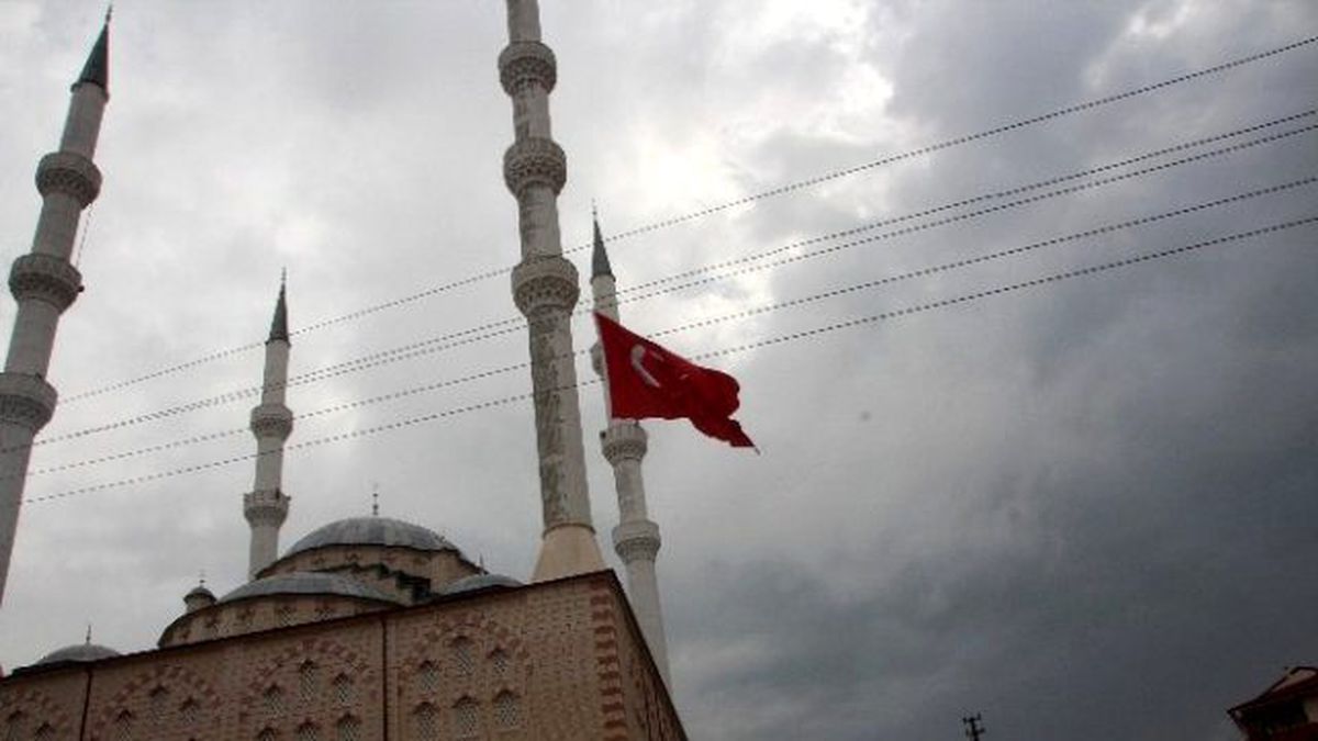 Dev Türk Bayrak Şehitler İçin Yarıya İndirildi