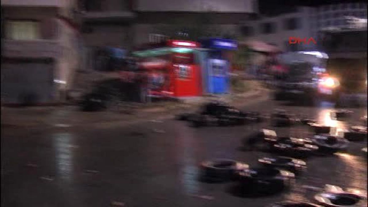 Dha Yurt- Terör Protestosunda Hdp Binası Taşlandı