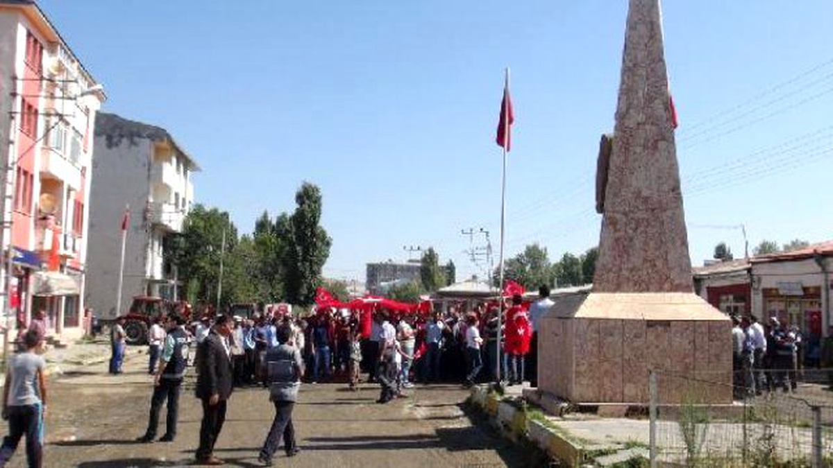 Kars\'ta Sıfır Noktasında Duygu Dolu Şehit Anması!