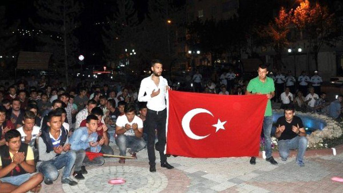 Emet\'te Teröre Lanet Yürüyüşü