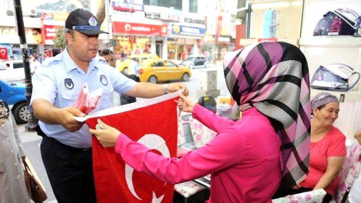 Esnaf ve Vatandaşa Bayrak Hediye Edildi