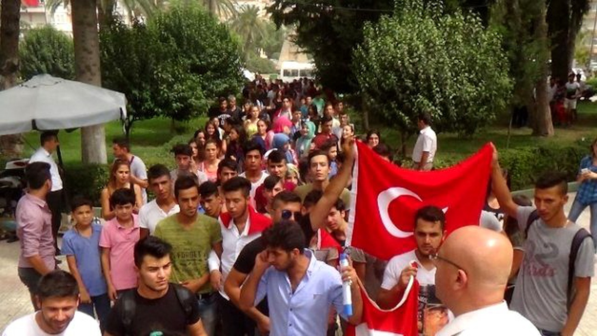 Hatay\'da Gençler \'Şehitleri Anma Yürüyüşü\' Yaptı