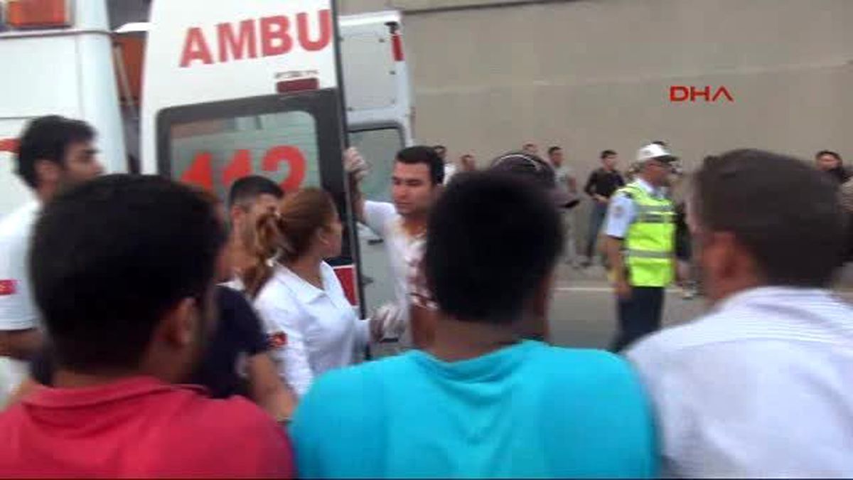 Hatay\'da İşçi Taşıyan Minibüs Şarampole Yuvarlandı; 4 Ölü, 20 Yaralı