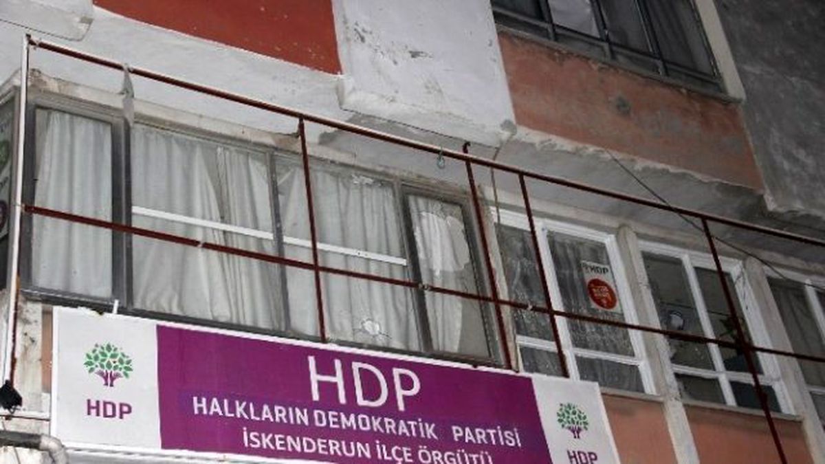 İskenderun\'da Hdp Binasının Güzergahı Trafiğe Kapatıldı