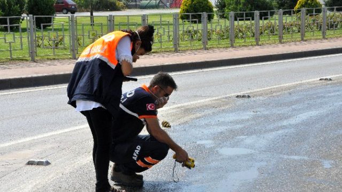 İzmit\'te Yola Dökülen Kimyasal Atık Paniğe Neden Oldu