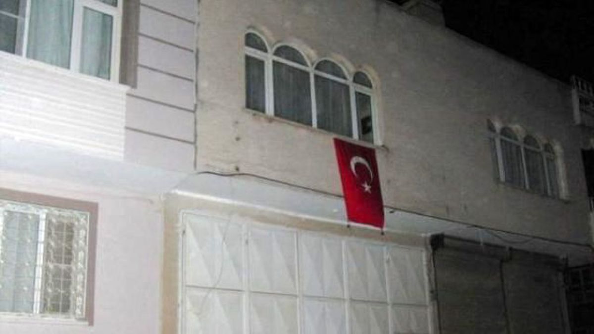 Kiraya Verdiği Dükkandaki Hdp Tabelalarını Söküp Türk Bayrağı Astı