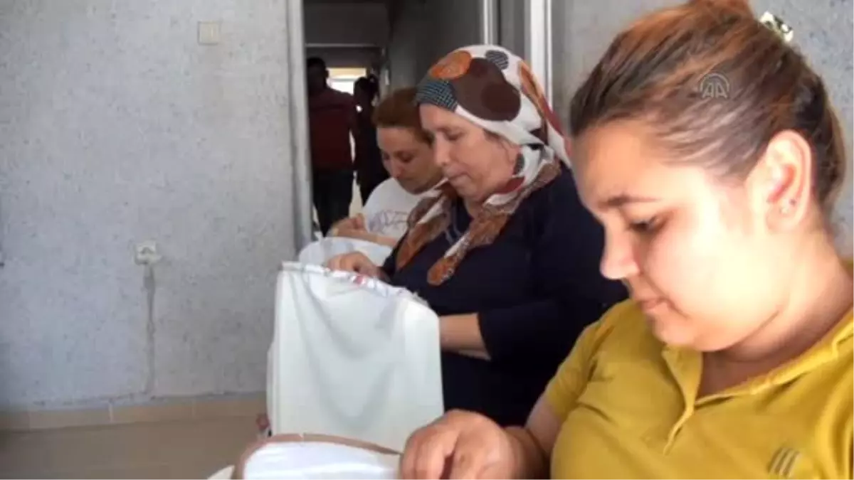 Kızı ve Geliniyle Ürettiklerini Yurt Dışına Satıp Köşeyi Dönüyor