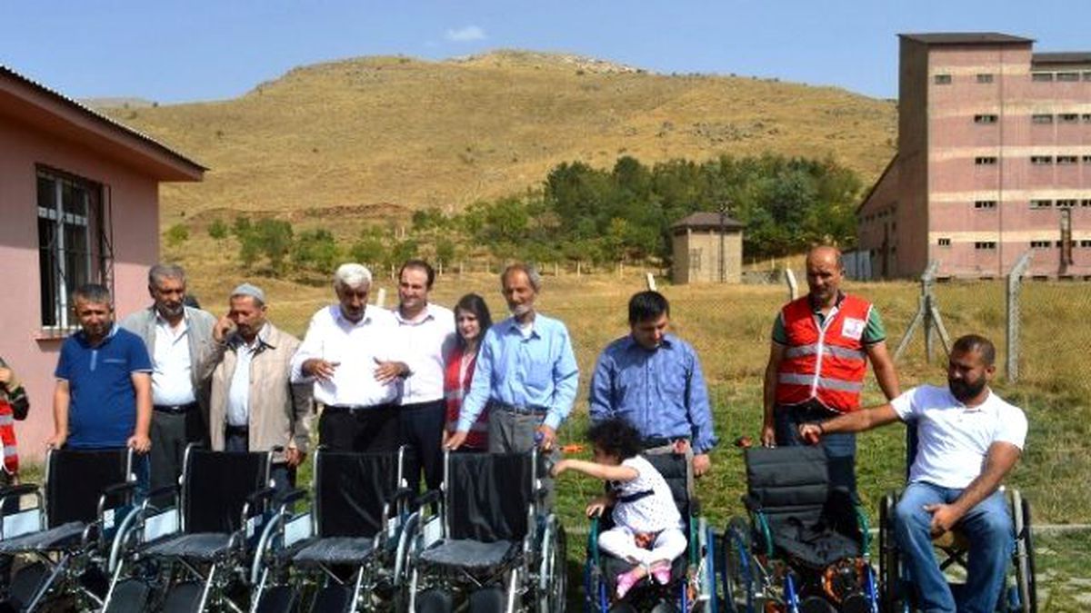 Kızılay Bitlis Şubesi Engelli Vatandaşlara Tekerlekli Sandalye Dağıttı
