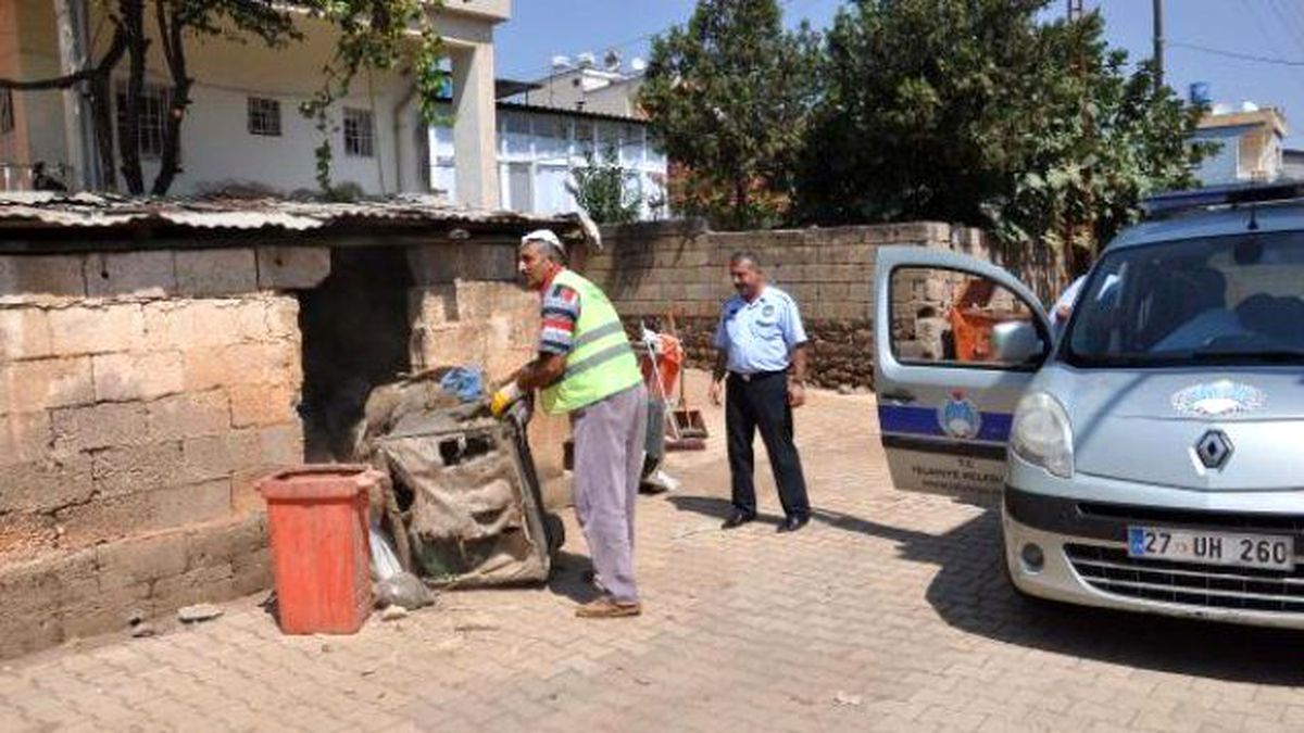 Koku Gelen Evden 3 Kamyon Çöp Çıktı