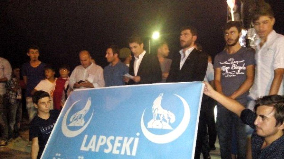 Lapseki\'de Şehitlere Saygı Yürüyüşü