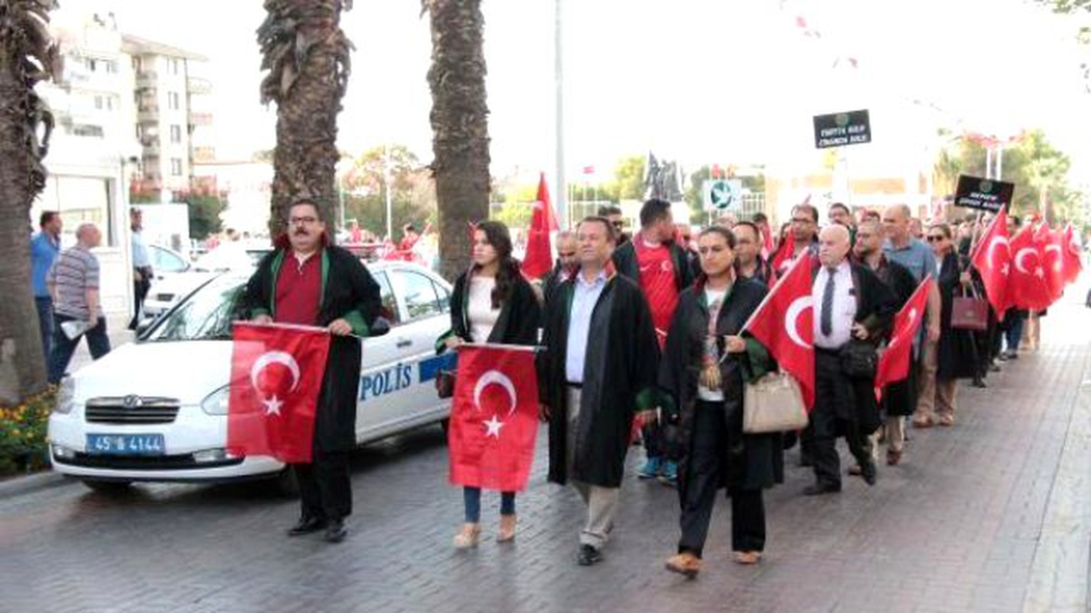 Manisa Barosu\'ndan Alkış ve Yürüyüşlü Terör Protestosu