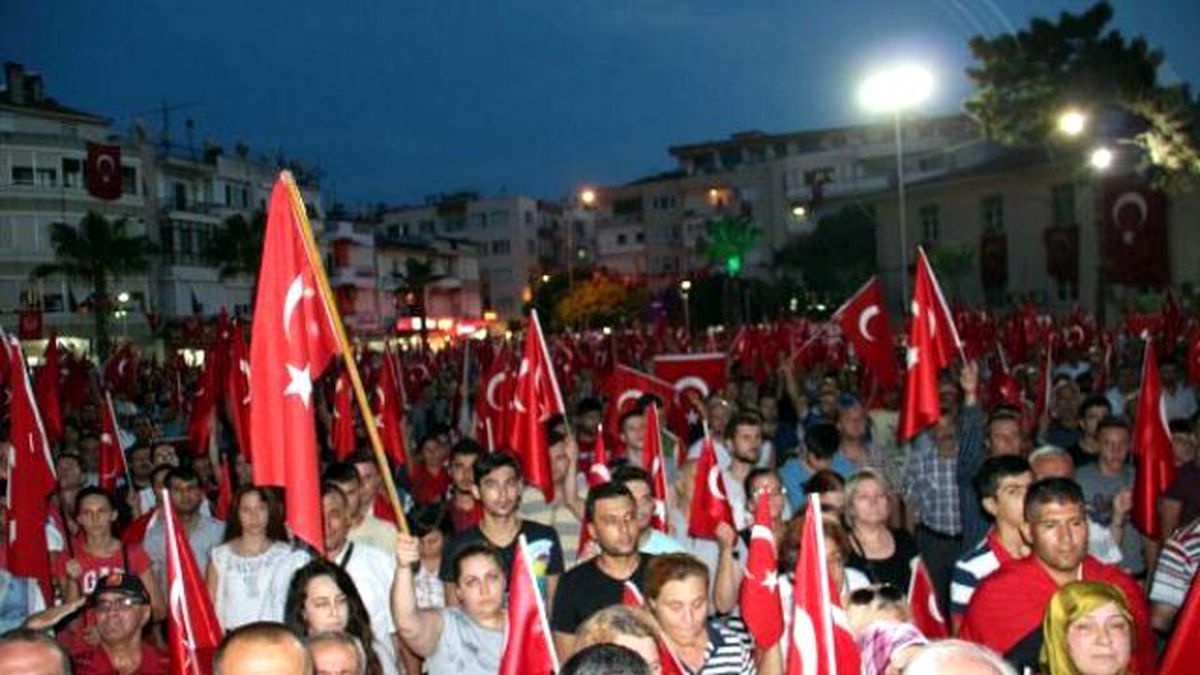 Menemenliler Teröre Karşı Tek Yürek Oldu