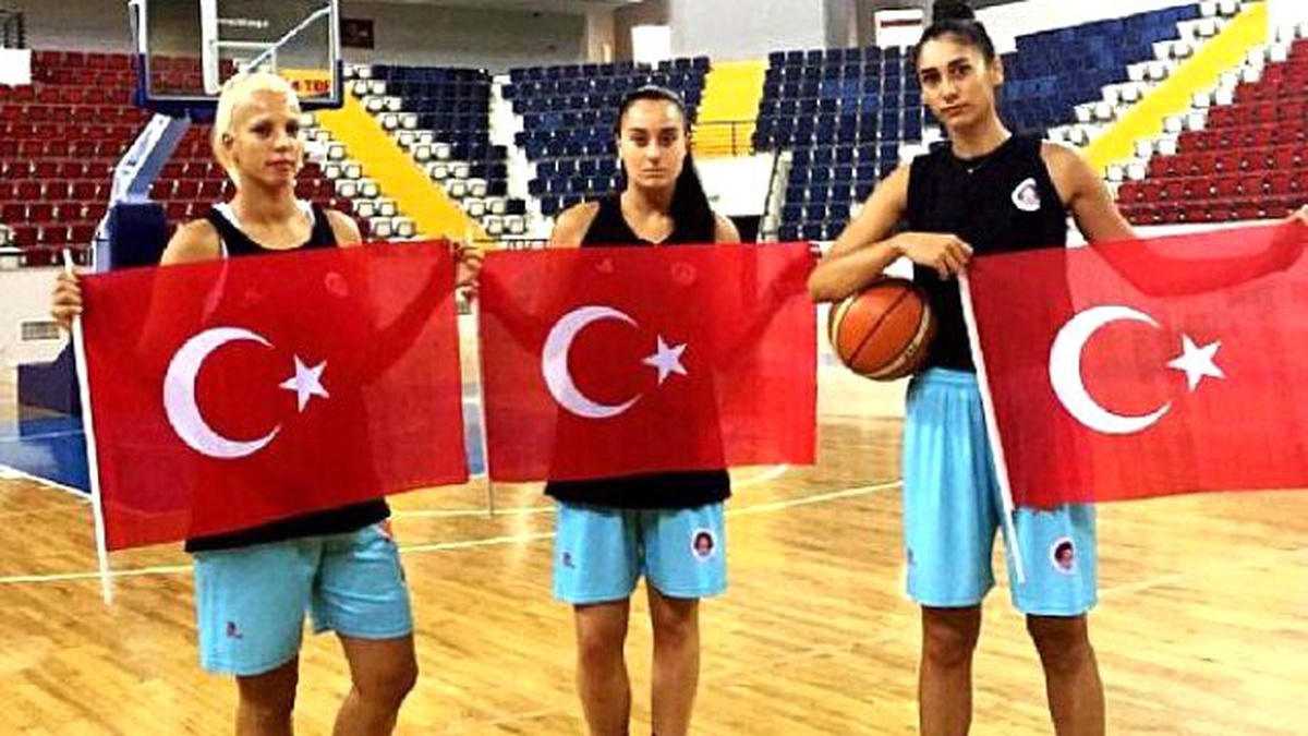 Mersin Büyükşehir Basketbol Takımından Şehitler İçin Saygı Duruşu