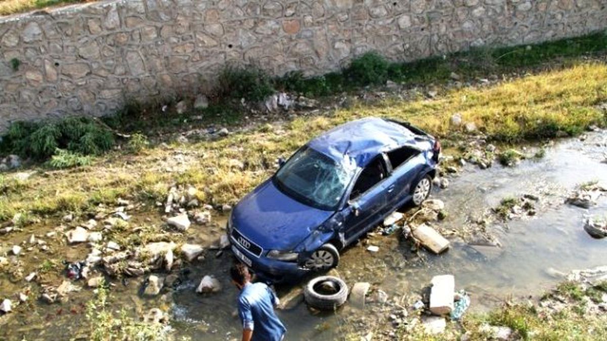 Otomobil Dereye Uçtu: 1 Yaralı