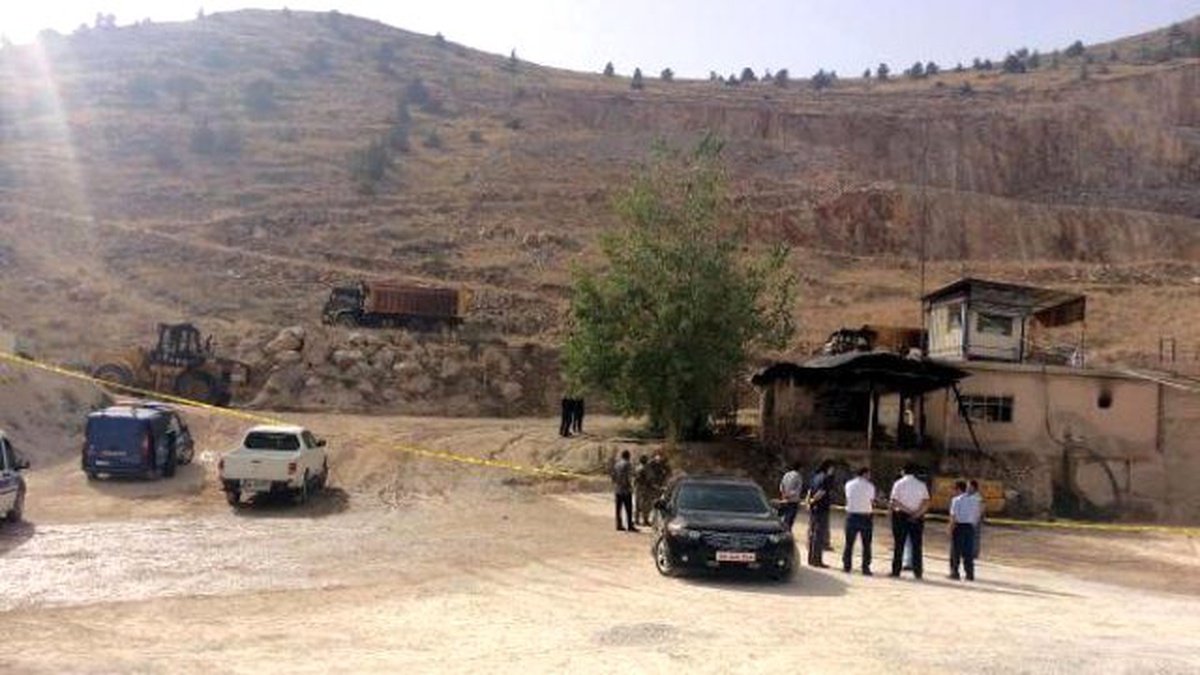 PKK\'lılar, Belediyenin Kum Ocağı Şantiyesi ve Araçlarını Yaktı