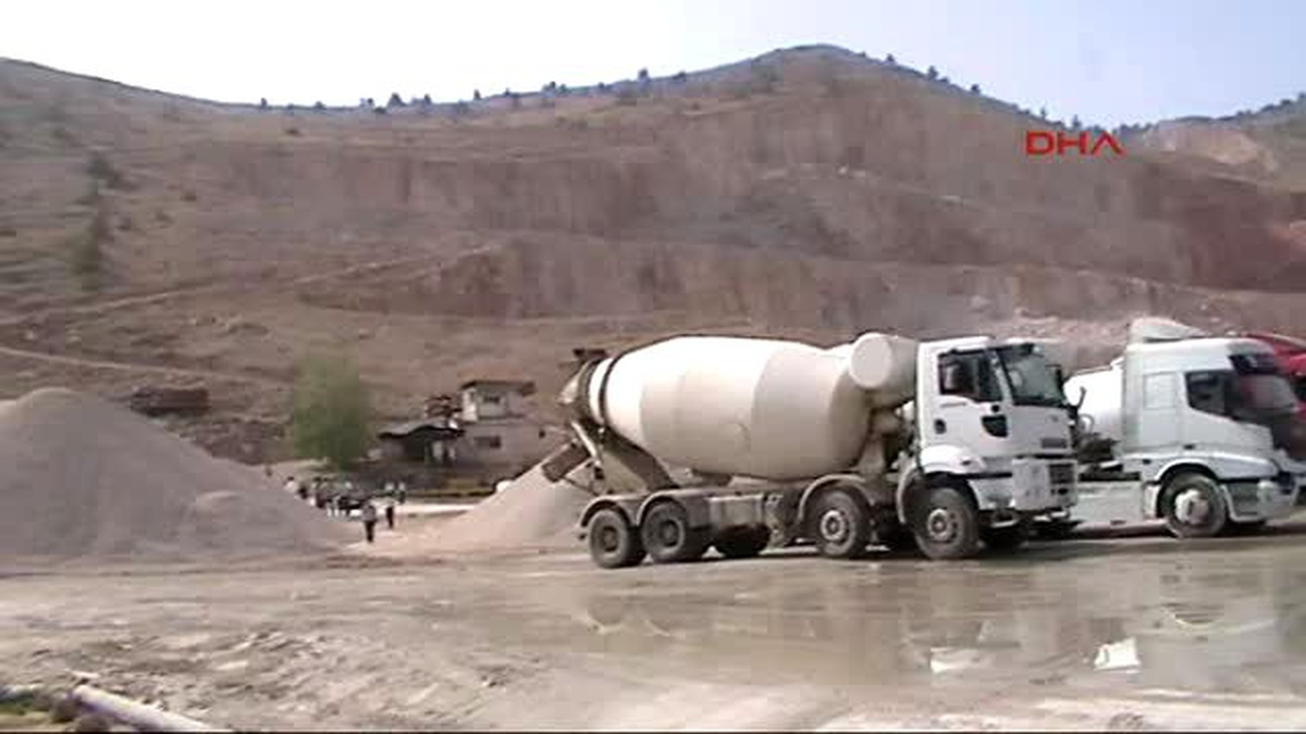 PKK\'lılar, Belediyenin Kum Ocağı Şantiyesi ve Araçlarını Yaktı