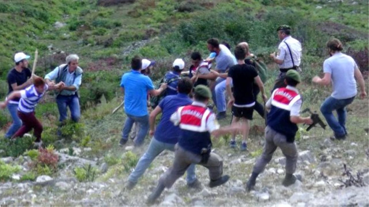 Rize\'de Köylüler Askerlere Tekme Tokat Saldırdı