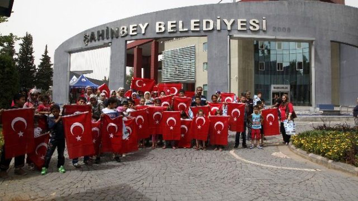 Şahinbey\'de Yer Gök "Kırmızı Beyaz"