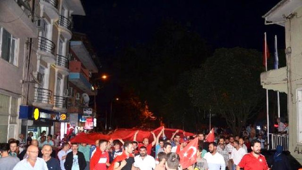 Sapanca Şehitler İçin Gece Yarısı Yürüdü