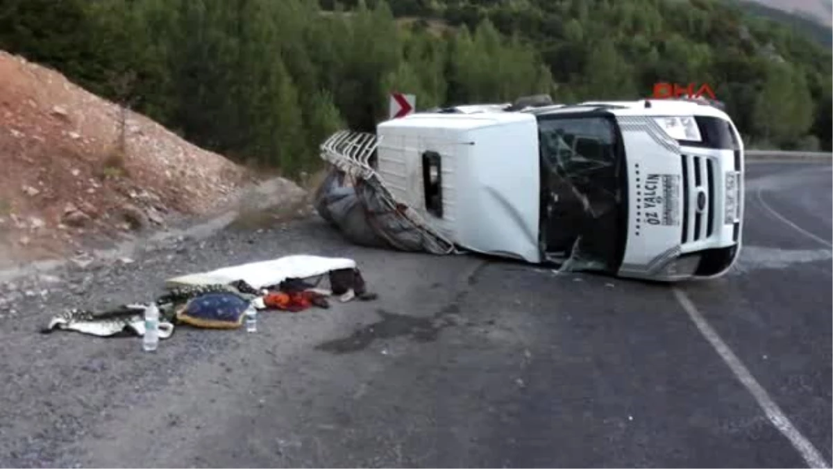 Sivas\'ta Fındık İşçilerini Taşıyan Minibüs Kaza Yaptı: 1 Ölü, 19 Yaralı