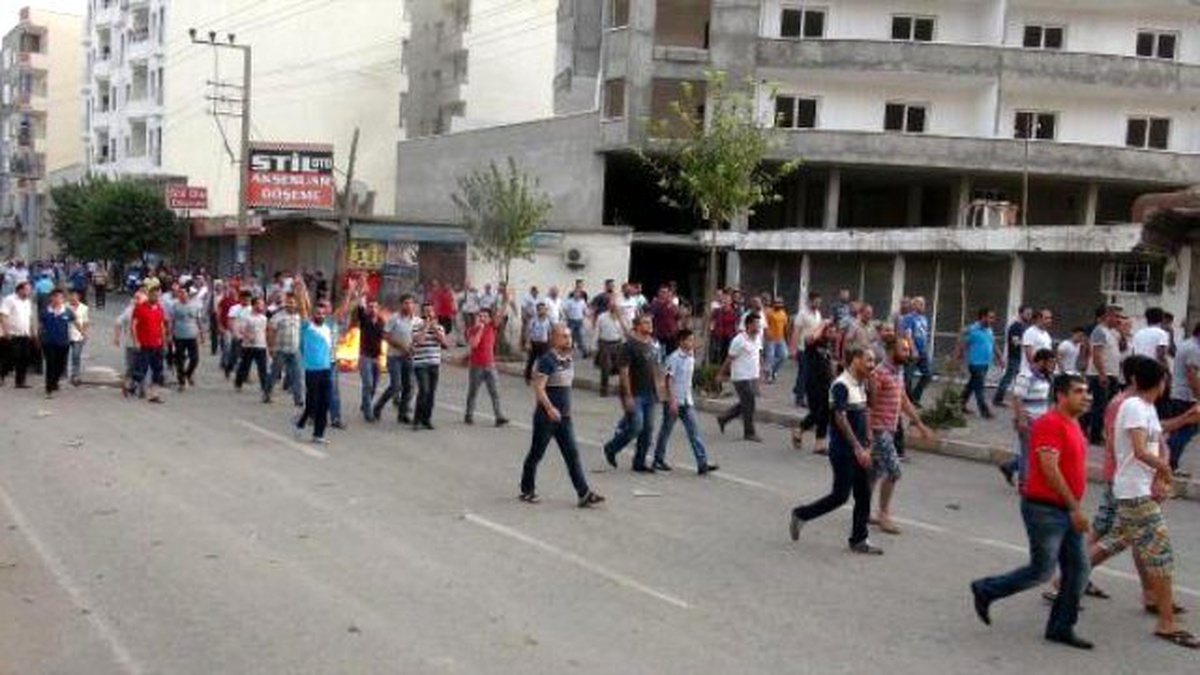 Sokağa Çıkma Yasağının Sürdüğü Cizre\'de Protesto Yürüyüşü