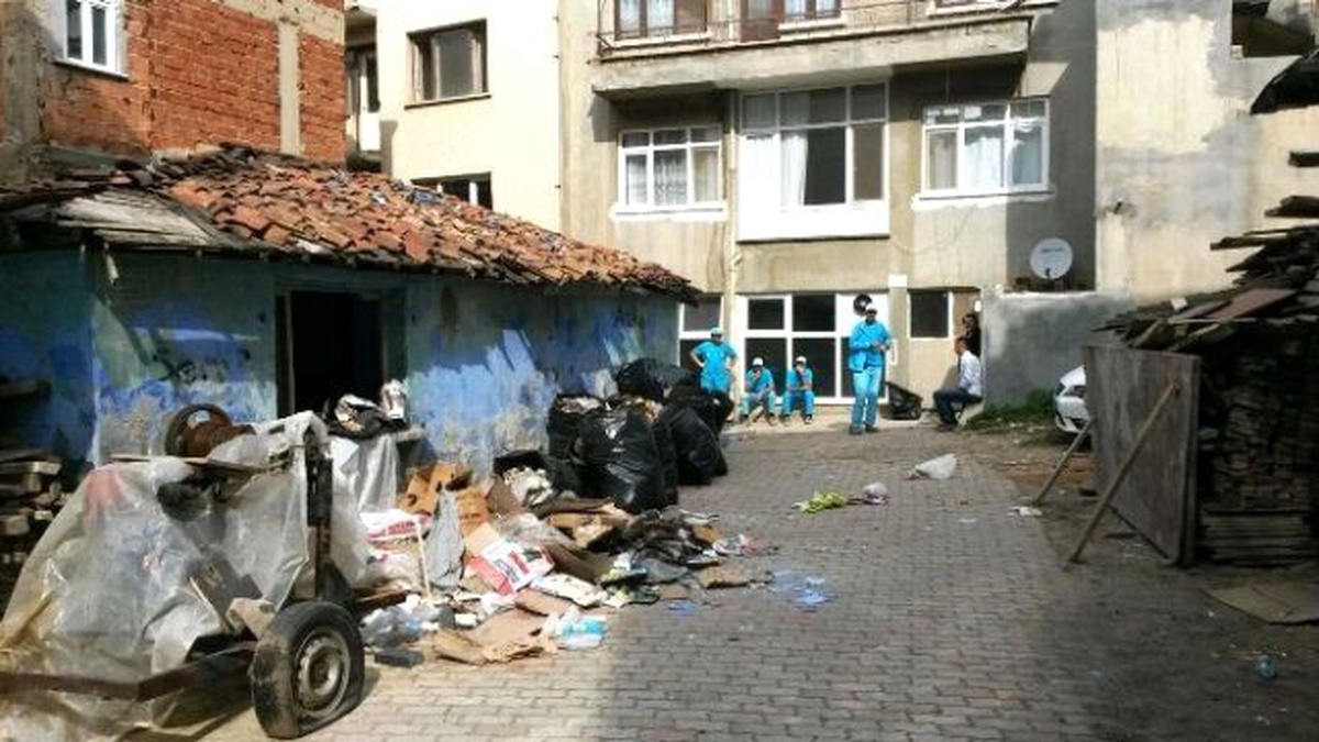 Süleymanpaşa Belediyesi Zabıta ve Temizlik Ekipleri Bir Evden 2 Kamyon Dolusu Çöp Çıkardı