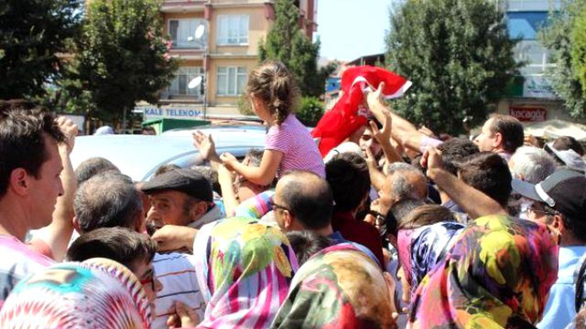 Tavşanlı\'da Bayrak İzdihamı