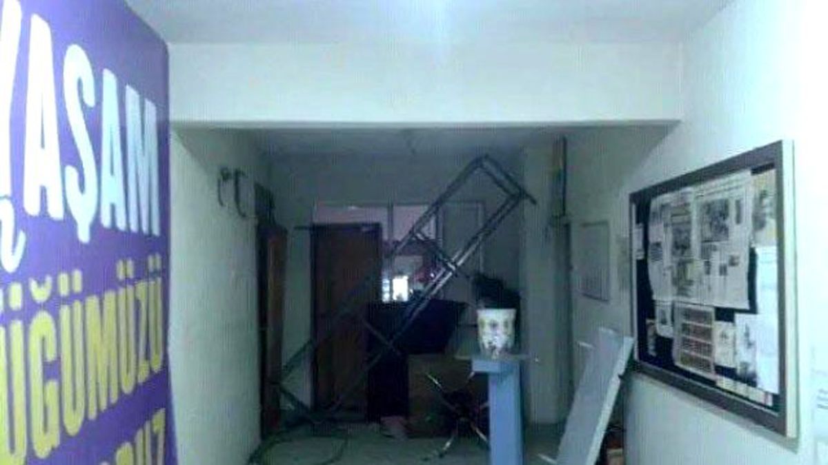 Terör Protestosunda Hdp Binası Taşlandı