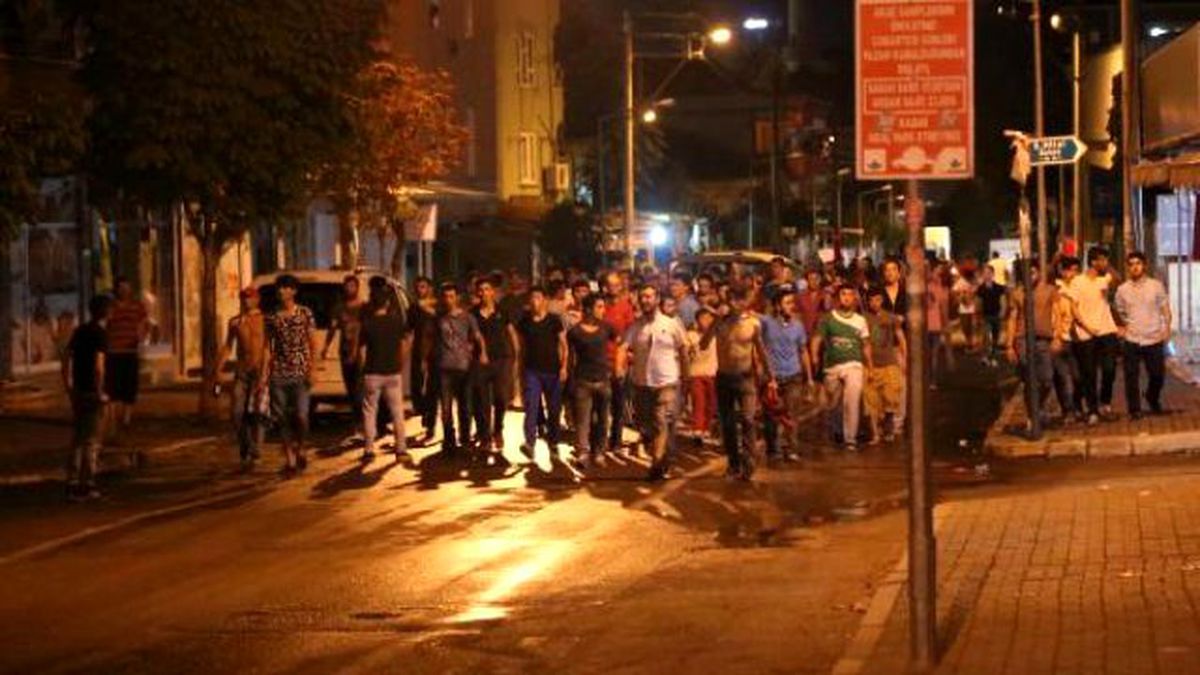 Terörü Protesto Etmek İçin Toplanan Grup Taşkınlık Yapınca Polis Müdahalesiyle Dağıtıldı