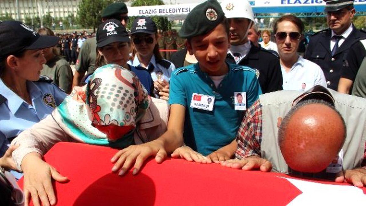 Tunceli\'de Şehit Olan Polis Memuru Memleketine Uğurlandı