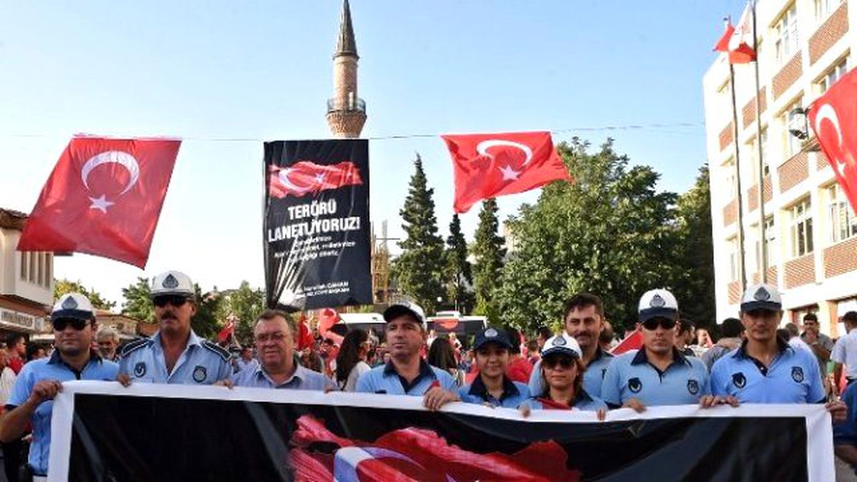 Uşak\'ta 5 Bin Kişi Şehitler İçin Yürüdü