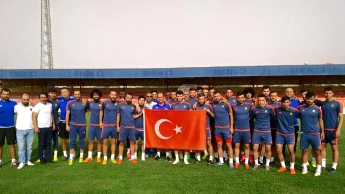 Yeni Malatyaspor Antrenman Öncesi Türk Bayrağı Açtı