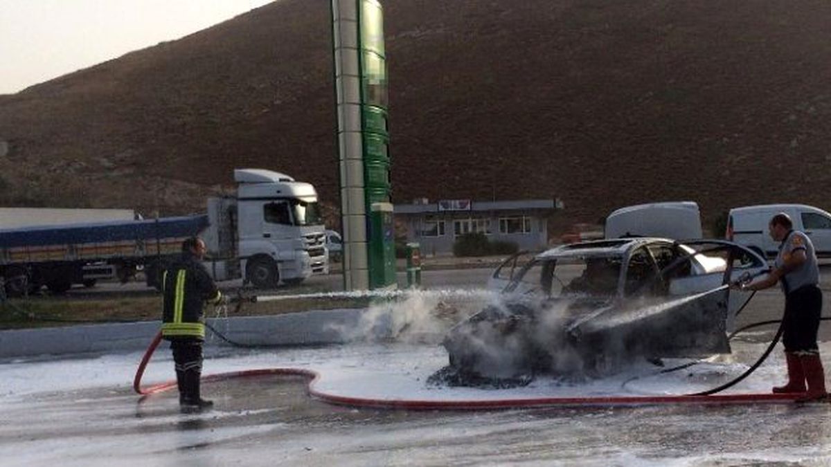Akaryakıt İstasyonunda Araç Yangını