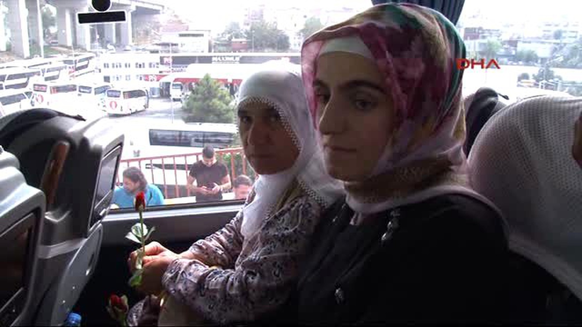 Alperen Ocakları Üyeleri Doğu\'ya Otobüsle Giden Yolculara Gül Dağıttı