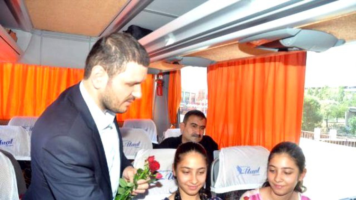 Alperen Ocakları Üyesi Bir Grup Doğuya Otobüsle Giden Yolculara Gül Dağıttı