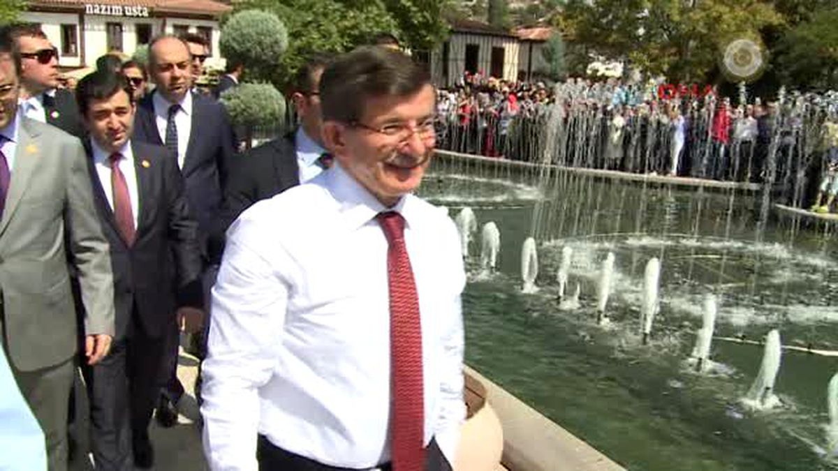 Başbakan Davutoğlu, Cuma Namazı Sonrası Vatandaşlarla Sohbet Etti