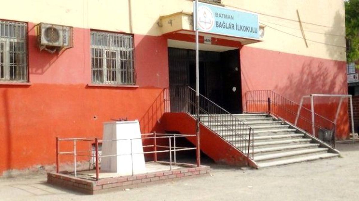 Batman'da Atatürk Büstüne Bombalı Saldırı