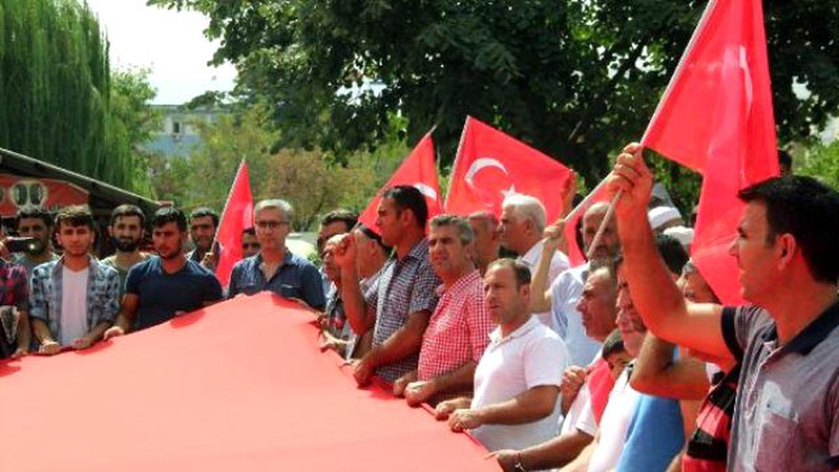 Bingöl'de Korucular ve Şehit Aileleri PKK'yı Protesto Etti