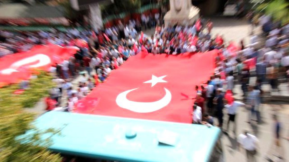 Bingöl\'de Teröre Dev Bayraklı Tepki