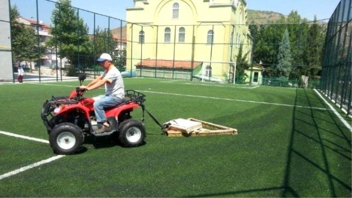 Bozüyük\'teki Sentetik Sahalarda Bakım Çalışmaları