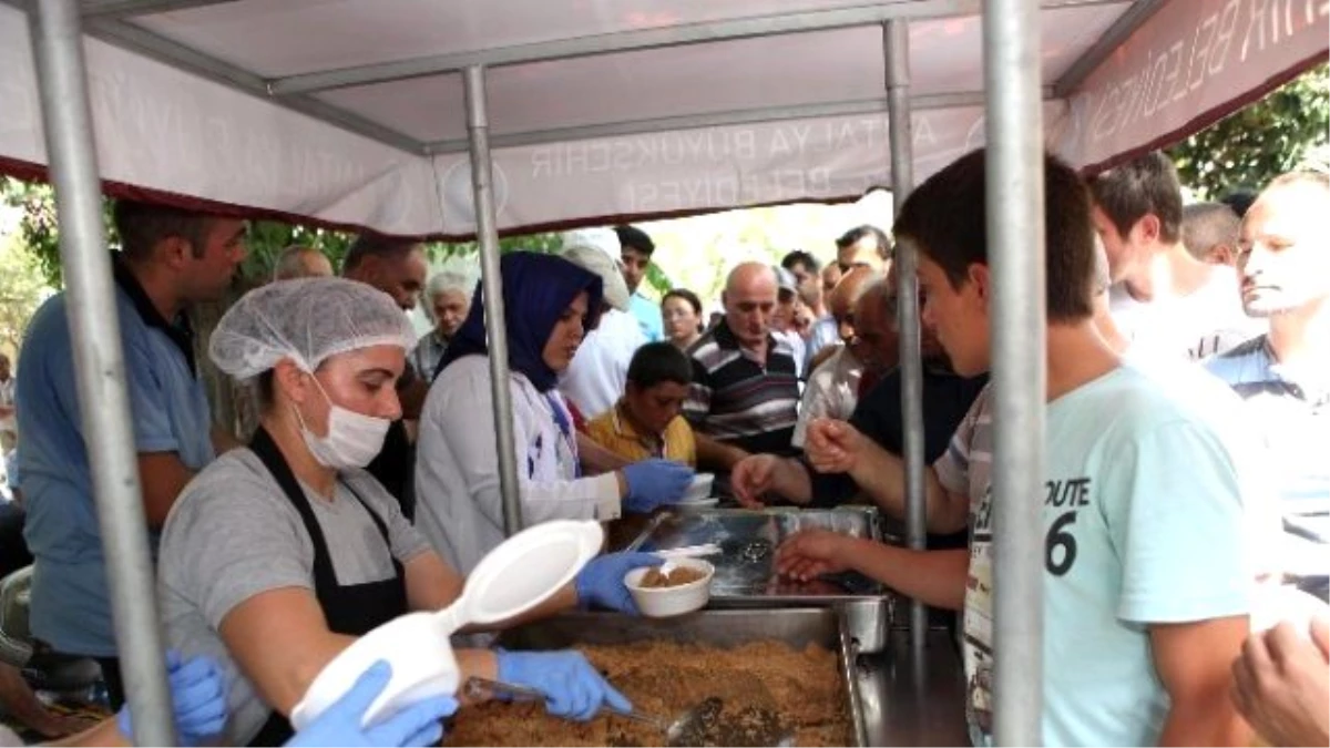 Büyükşehir Belediyesi, Şehitler İçin Helva Dağıttı