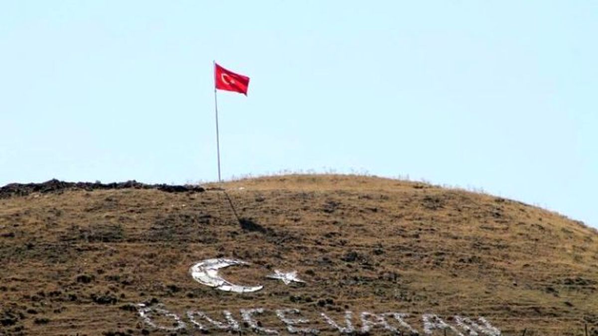 Çat Kaymakamlığı İlçede Bulunan Ziyaret Tepesindeki Bayrak Direğini Yeniledi