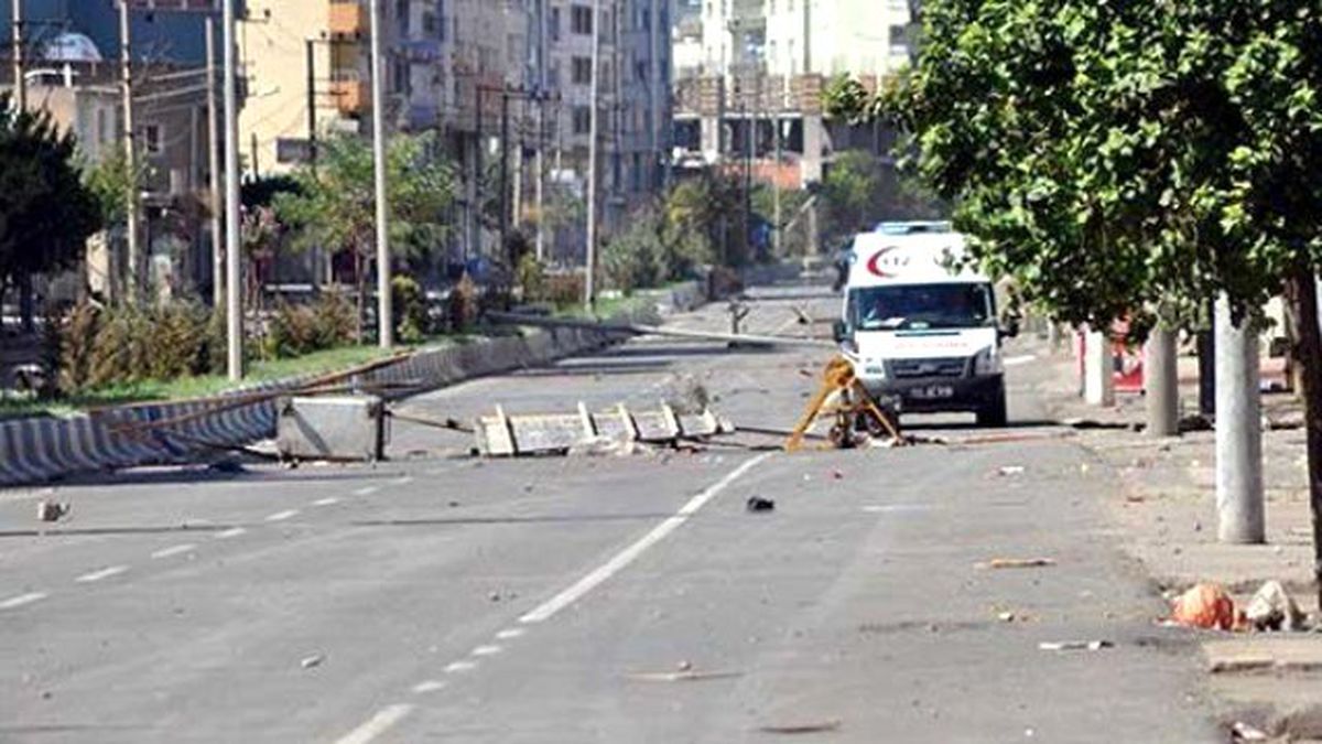 Cizre'de Halk Birbirinin Evlerine Bahçe Duvarlarını Delerek Ulaşıyor
