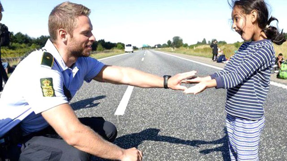 Danimarkalı Polis Memuruna Dünyadan Evlilik Teklifi Yağıyor