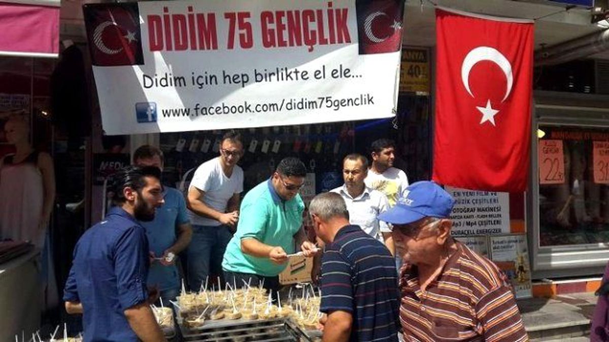 Didimli Gençler Şehitler İçin Helva Dağıttı