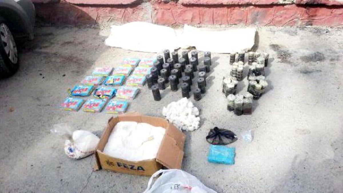 Diyarbakır\'da Durdurulan Araçta Cephanelik Çıktı, 3 Gözaltı (2)
