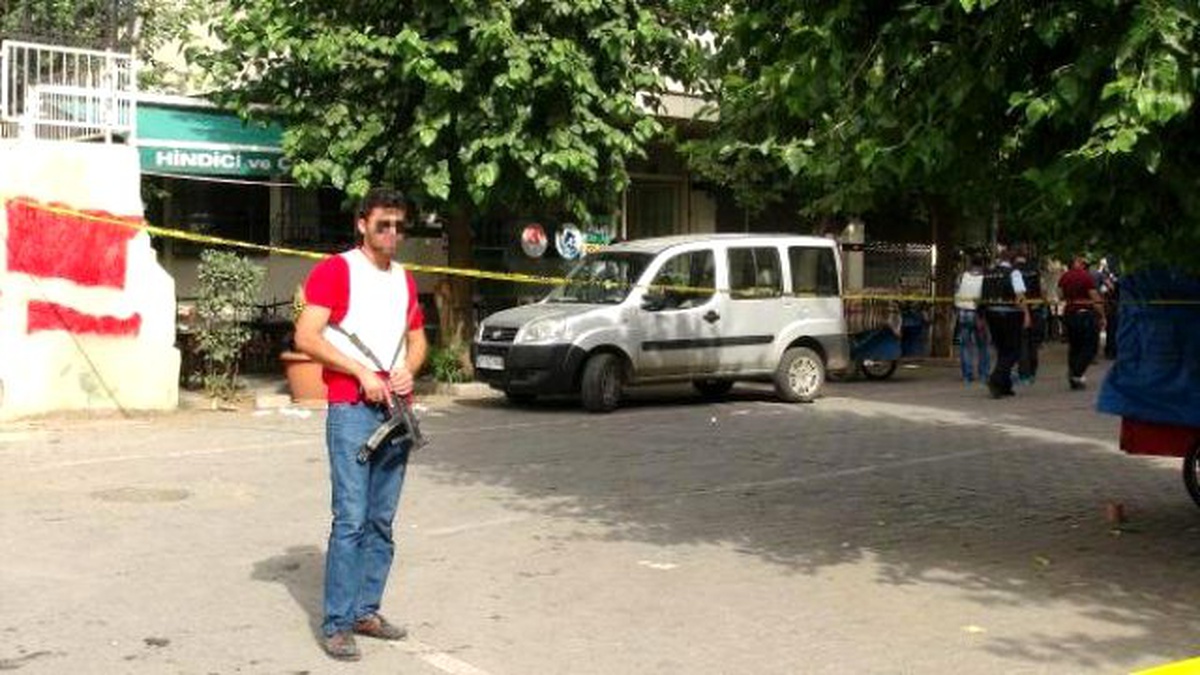 Diyarbakır\'da PKK\'lılar Çorbacıyı Taradı: 3\'ü Polis 4 Yaralı (2)
